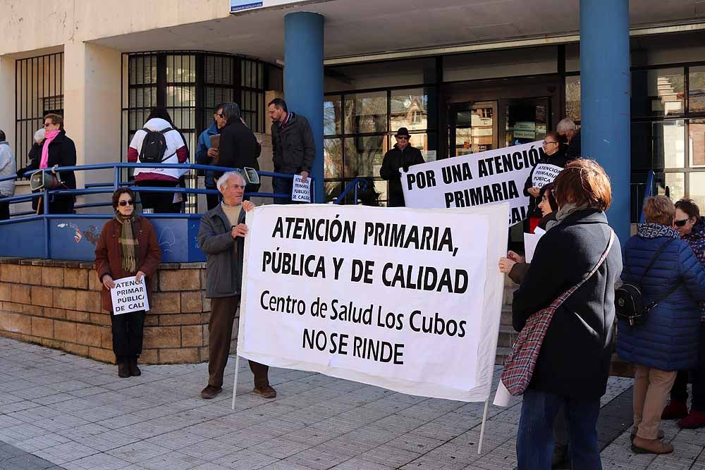 Fotos: Concentración de los vecinos en el Centro de Salud de Los Cubos