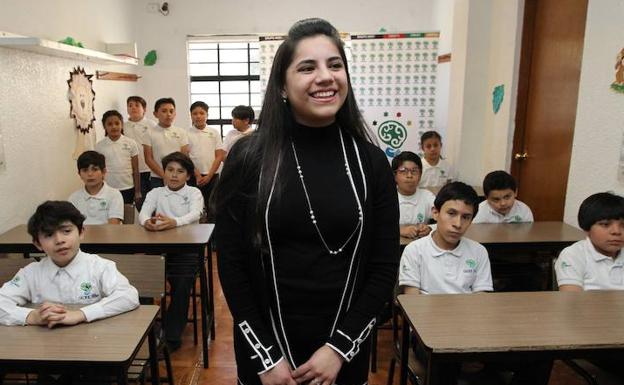 La psicóloga Dafne Almazán (c) posa junto a un grupo de niños en el Centro de Atención a Talentos (Cedat), el pasado 30 de enero de 2019, en Ciudad de México (México).