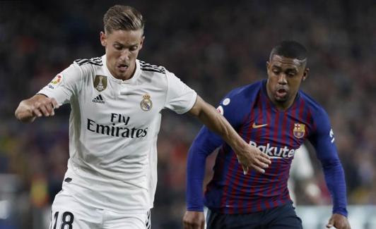 Marcos Llorente, en una acción ante Malcom durante el clásico. 