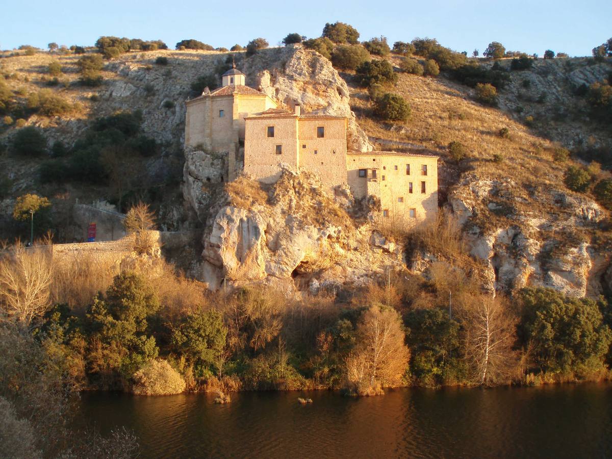 Soria romántica. Reconocida es su belleza por escritores como Machado, o Bécquer, inspirados en Los Claustros de San Juan de Duero, el monasterio de San Polo y la ermita de San Saturio, patrón de la ciudad. Soria es un oasis verde lleno de historia, buena muestra es su Conjunto Histórico Artístico, de gran valor por sus iglesias, palacios, conventos y ermitas repartidas en todos los lugares. El viajero no puede irse de la ciudad sin probar su rico manjar, el torrezno de Soria.