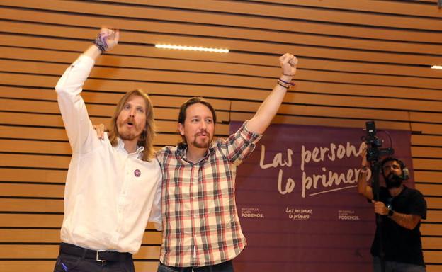 Pablo Fernández y Pablo Iglesias durante un acto de Podemos. 