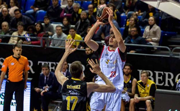 Goran Huskic lanzando a canasta en el partido de la temporada pasada. 