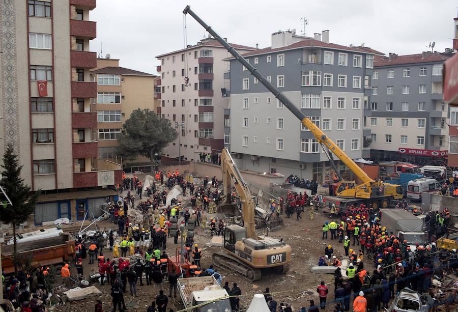 Imagen secundaria 1 - Aumentan a catorce los muertos por el derrumbe del edificio en Estambul