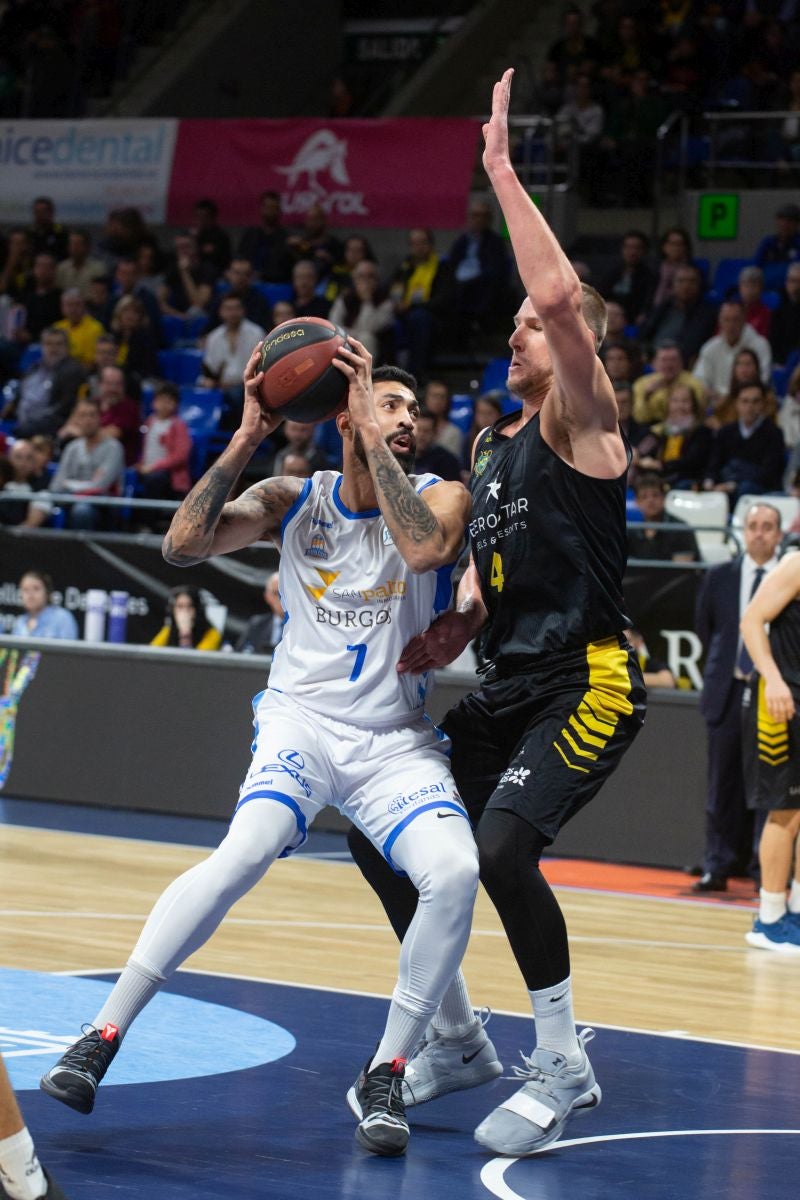 El San Pablo Burgos consigue una victoria balsámica en la pista del Iberostar tenerife. 