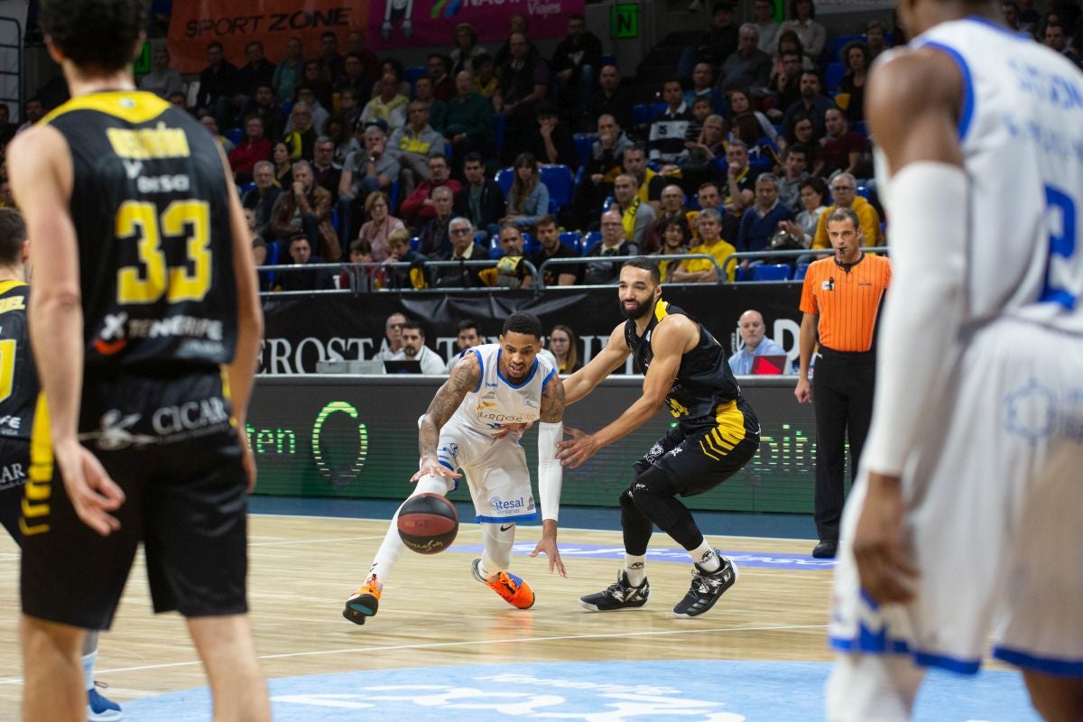 El San Pablo Burgos consigue una victoria balsámica en la pista del Iberostar tenerife. 