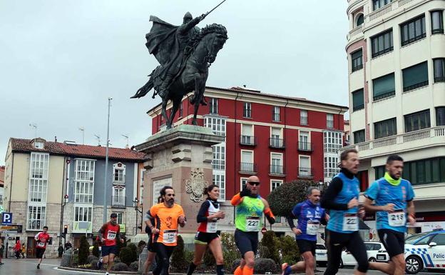 La lluvia ha dado tregua a la categoría absoluta, en la que han participado unos 490 corredores. 