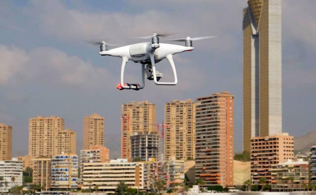 La policía local de Benidorm utiliza un dron para vigilar la playa. 