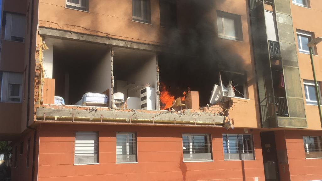 Una explosión en la calle Modesto Circuelos de la Barriada de San Juan Bautista de Burgos ha dejado, al menos, un fallecido.