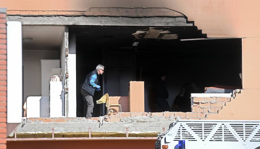 Una explosión en la calle Modesto Circuelos de la Barriada de San Juan Bautista de Burgos ha dejado, al menos, un fallecido.