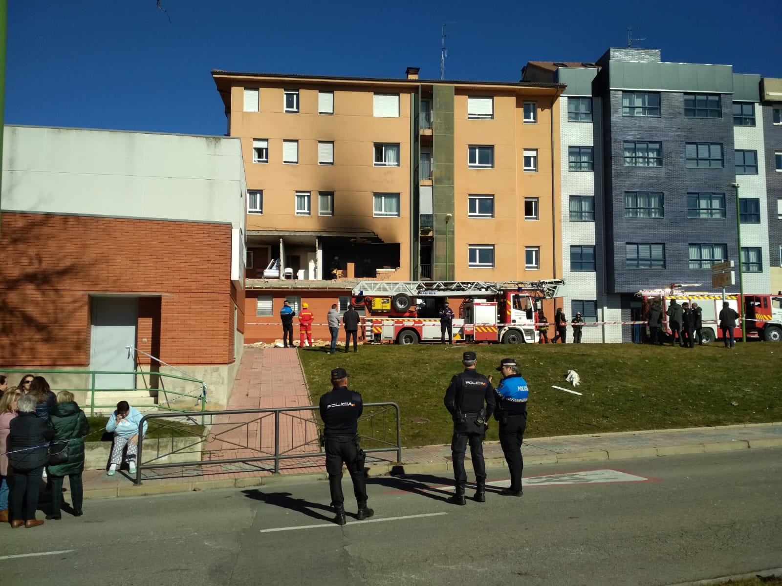 Una explosión en la calle Modesto Circuelos de la Barriada de San Juan Bautista de Burgos ha dejado, al menos, un fallecido.