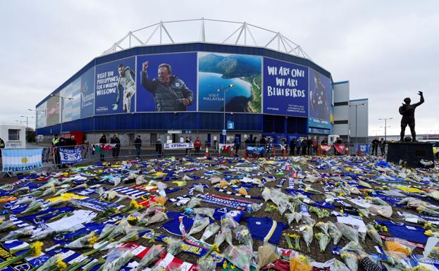 Homenaje a Emiliano Sala en los exteriores del estadio del Cardiff.