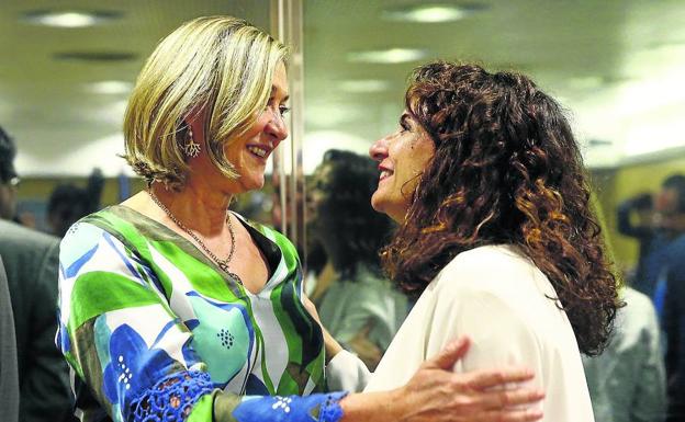 Pilar del Olmo saluda a la ministra de Hacienda, María Jesús Montero, en el Consejo de Política Fiscal y Financiera de julio pasado.