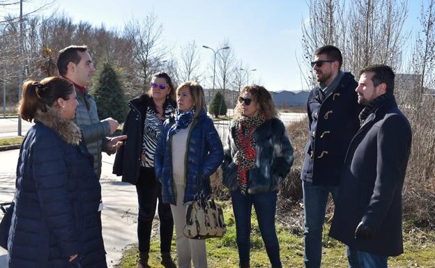 Luis Tudanca, a la derecha, acompañado por dirigentes del PSOE de Burgos en Briviesca. 