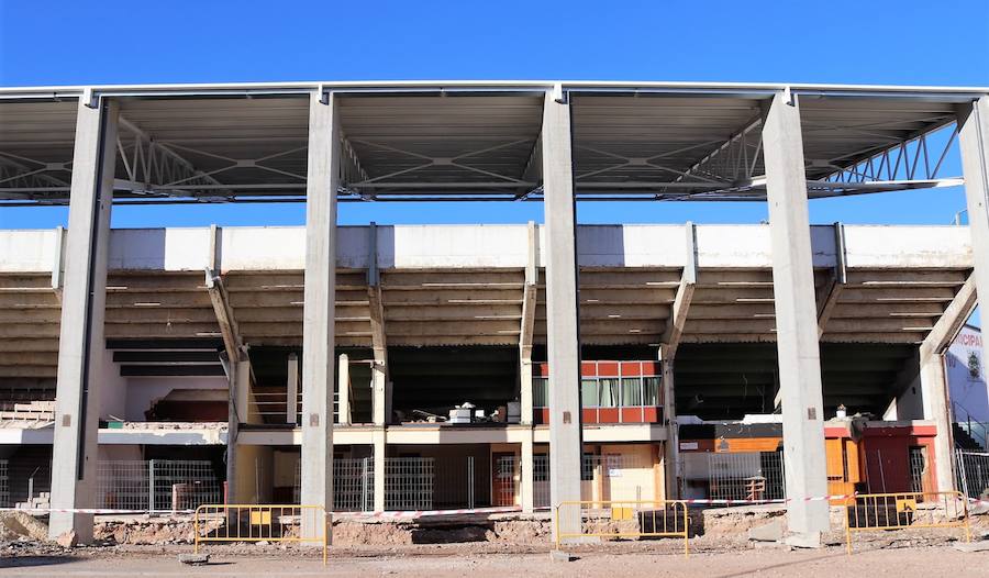 Javier Lacalle, alcalde de Burgos, ha confirmado que el lunes de la próxima semana se comenzará con la instalación de los asientos. Tarea que se alargará durante 15 o 20 días.