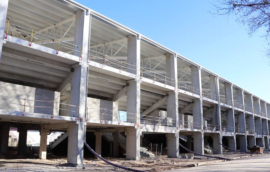 Javier Lacalle, alcalde de Burgos, ha confirmado que el lunes de la próxima semana se comenzará con la instalación de los asientos. Tarea que se alargará durante 15 o 20 días.