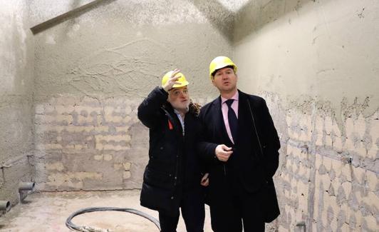 Javier Lacalle visitando las obras de los baños del Coliseum. 