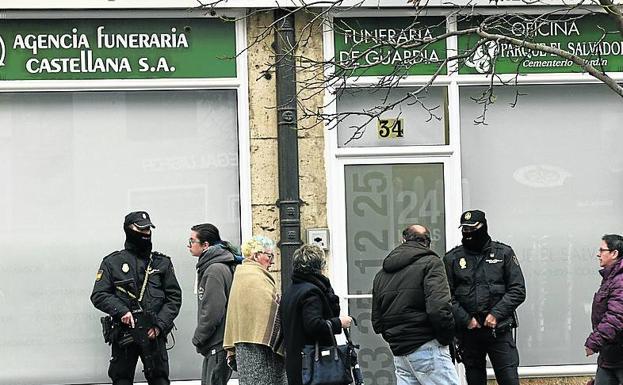 Policías, durante el registro de las oficinas.