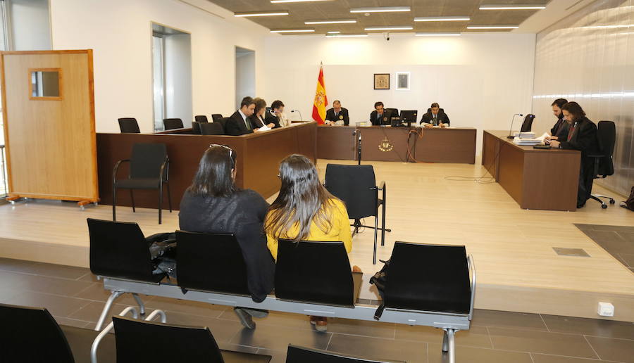 La cuidadora y su hija, en el juicio. 