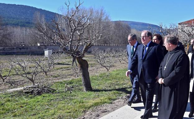 Herrera durante la visita al monasterio de Silos. 