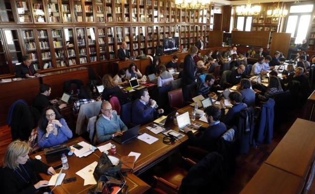 Numerosos periodistas siguen desde la sala de prensa instalada en la biblioteca del Tribunal Supremo, el desarrollo del juicio del 'procés'.