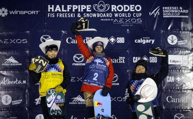 La 'rider' catalana Queralt Castellet celebra desde lo más alto del podio su triunfo en Calgary. l