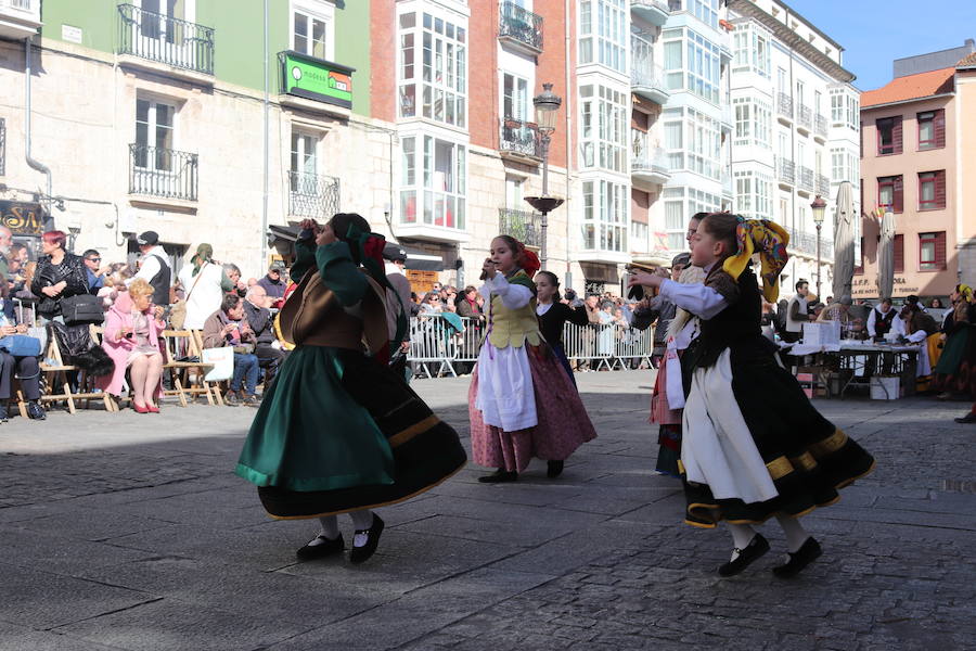 La plaza de La Flora se ha llenado de burgaleses, que han disfrutado con las danzas populares y se han acercado a la tradición de la matanza. También han degustado morcilla y vino de Ribera de Duero