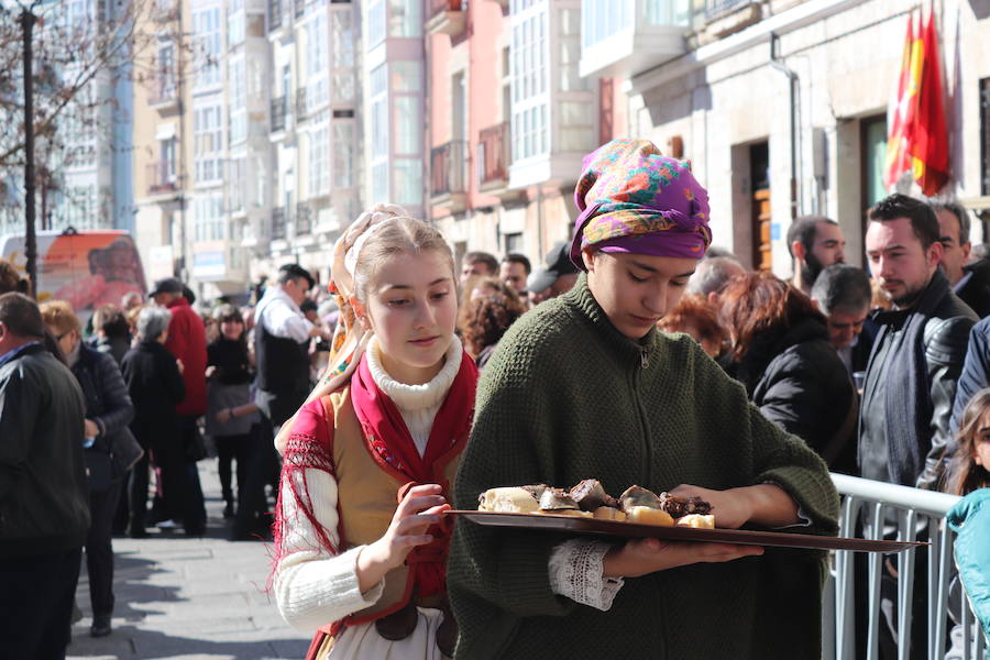 La plaza de La Flora se ha llenado de burgaleses, que han disfrutado con las danzas populares y se han acercado a la tradición de la matanza. También han degustado morcilla y vino de Ribera de Duero