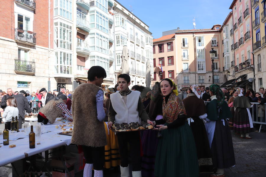 La plaza de La Flora se ha llenado de burgaleses, que han disfrutado con las danzas populares y se han acercado a la tradición de la matanza. También han degustado morcilla y vino de Ribera de Duero