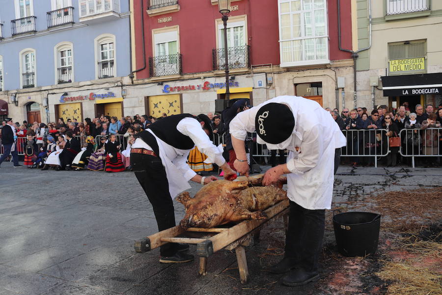 La plaza de La Flora se ha llenado de burgaleses, que han disfrutado con las danzas populares y se han acercado a la tradición de la matanza. También han degustado morcilla y vino de Ribera de Duero