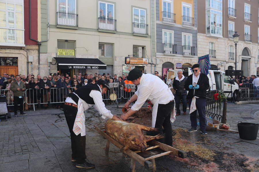 La plaza de La Flora se ha llenado de burgaleses, que han disfrutado con las danzas populares y se han acercado a la tradición de la matanza. También han degustado morcilla y vino de Ribera de Duero