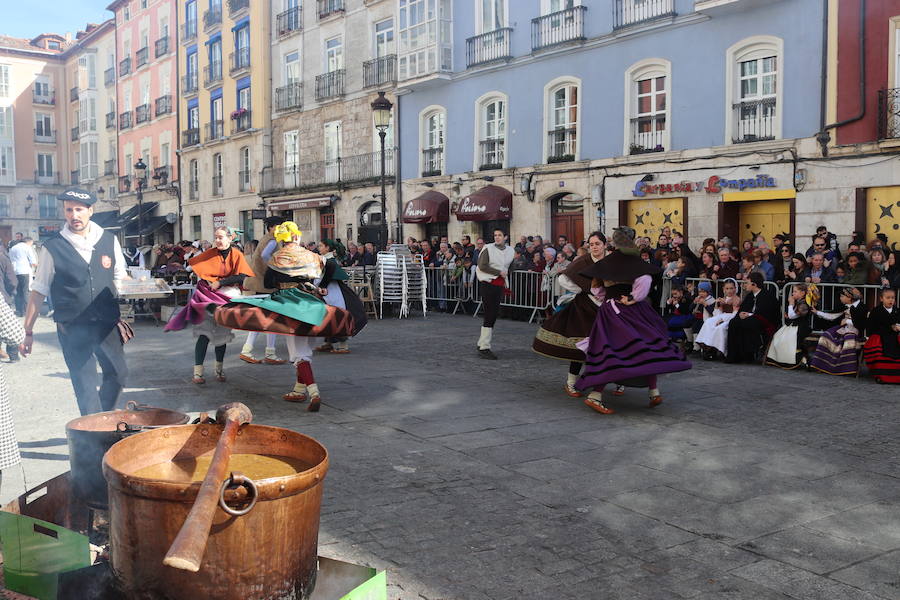 La plaza de La Flora se ha llenado de burgaleses, que han disfrutado con las danzas populares y se han acercado a la tradición de la matanza. También han degustado morcilla y vino de Ribera de Duero