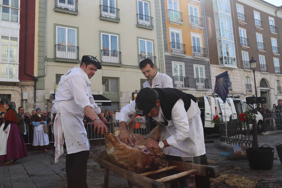 La plaza de La Flora se ha llenado de burgaleses, que han disfrutado con las danzas populares y se han acercado a la tradición de la matanza. También han degustado morcilla y vino de Ribera de Duero