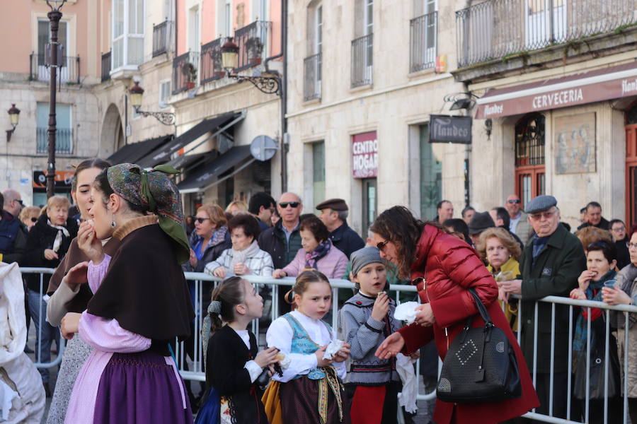 La plaza de La Flora se ha llenado de burgaleses, que han disfrutado con las danzas populares y se han acercado a la tradición de la matanza. También han degustado morcilla y vino de Ribera de Duero