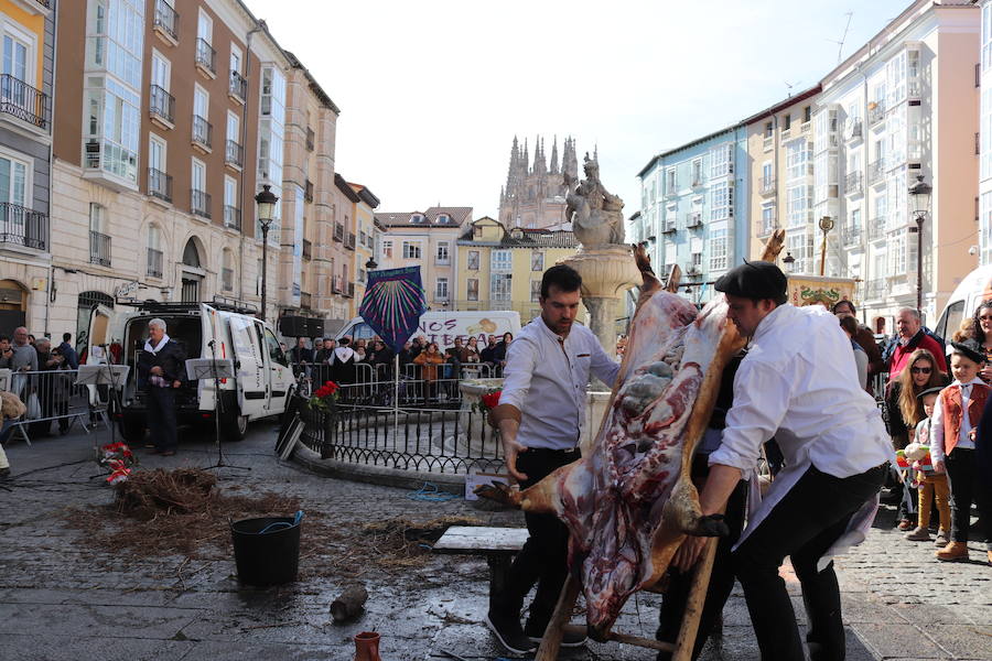 La plaza de La Flora se ha llenado de burgaleses, que han disfrutado con las danzas populares y se han acercado a la tradición de la matanza. También han degustado morcilla y vino de Ribera de Duero