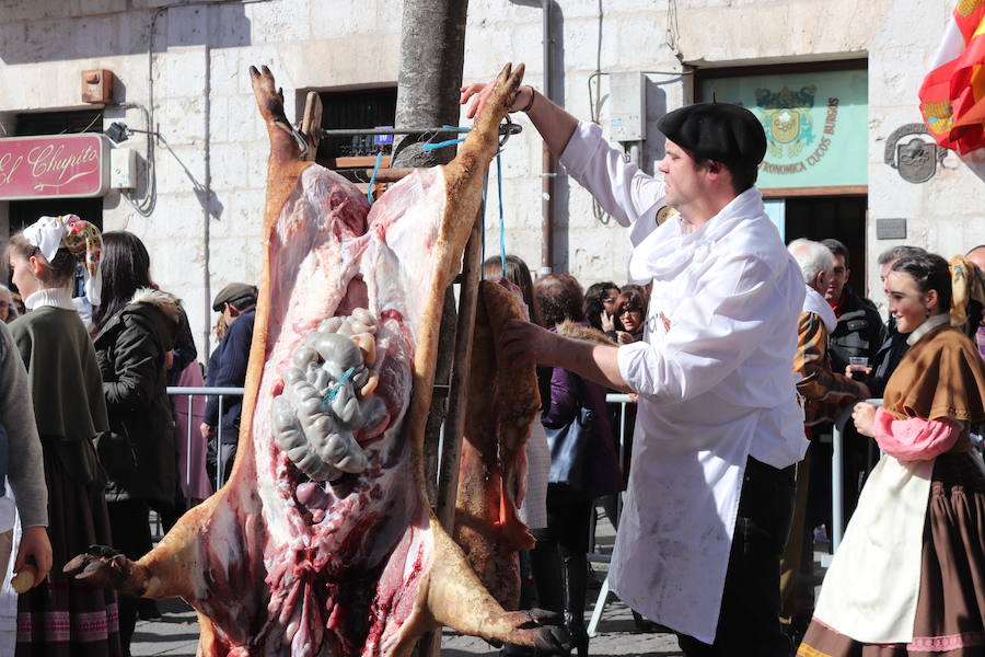 La plaza de La Flora se ha llenado de burgaleses, que han disfrutado con las danzas populares y se han acercado a la tradición de la matanza. También han degustado morcilla y vino de Ribera de Duero