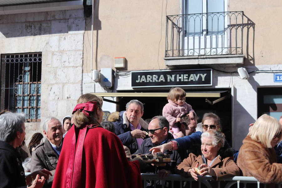 La plaza de La Flora se ha llenado de burgaleses, que han disfrutado con las danzas populares y se han acercado a la tradición de la matanza. También han degustado morcilla y vino de Ribera de Duero