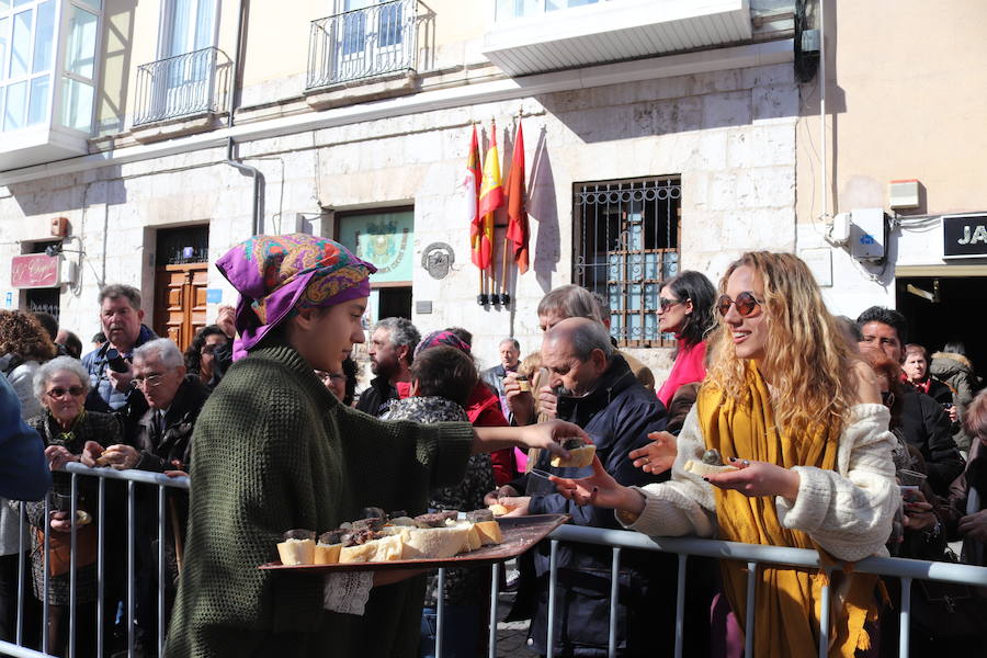 La plaza de La Flora se ha llenado de burgaleses, que han disfrutado con las danzas populares y se han acercado a la tradición de la matanza. También han degustado morcilla y vino de Ribera de Duero