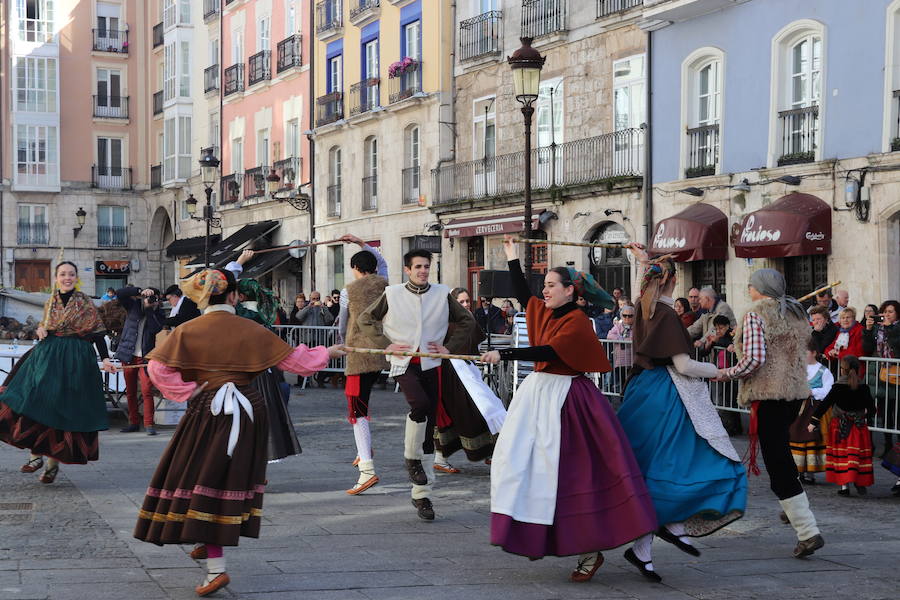 La plaza de La Flora se ha llenado de burgaleses, que han disfrutado con las danzas populares y se han acercado a la tradición de la matanza. También han degustado morcilla y vino de Ribera de Duero