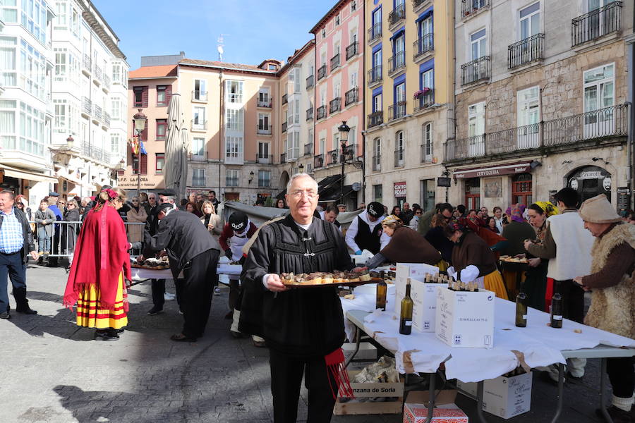 La plaza de La Flora se ha llenado de burgaleses, que han disfrutado con las danzas populares y se han acercado a la tradición de la matanza. También han degustado morcilla y vino de Ribera de Duero