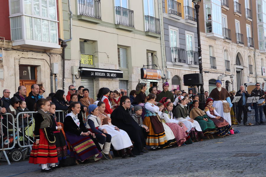 La plaza de La Flora se ha llenado de burgaleses, que han disfrutado con las danzas populares y se han acercado a la tradición de la matanza. También han degustado morcilla y vino de Ribera de Duero