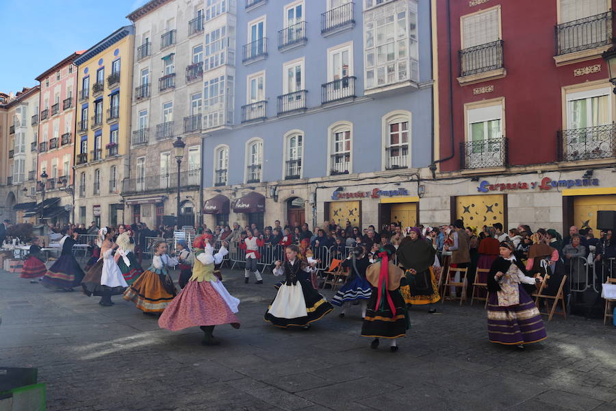 La plaza de La Flora se ha llenado de burgaleses, que han disfrutado con las danzas populares y se han acercado a la tradición de la matanza. También han degustado morcilla y vino de Ribera de Duero