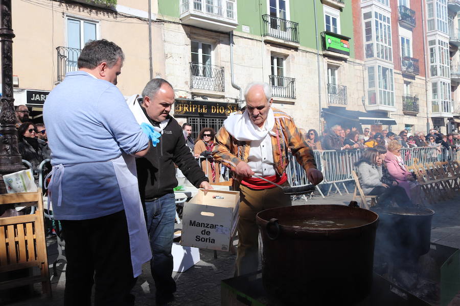 La plaza de La Flora se ha llenado de burgaleses, que han disfrutado con las danzas populares y se han acercado a la tradición de la matanza. También han degustado morcilla y vino de Ribera de Duero