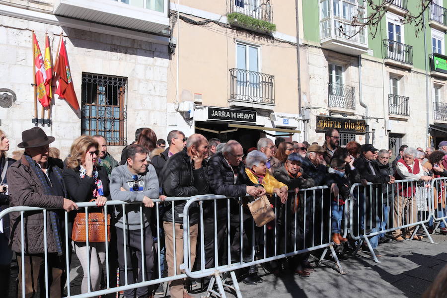 La plaza de La Flora se ha llenado de burgaleses, que han disfrutado con las danzas populares y se han acercado a la tradición de la matanza. También han degustado morcilla y vino de Ribera de Duero