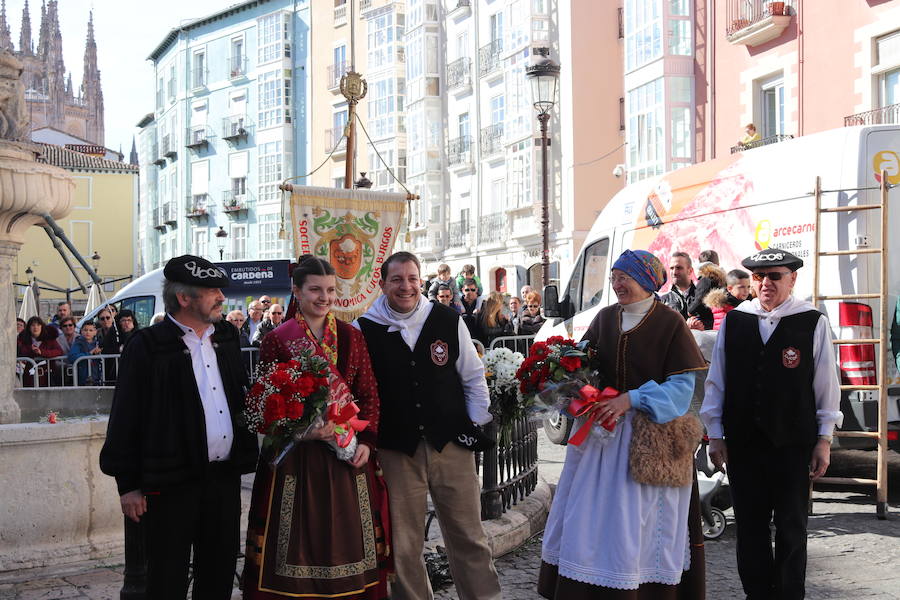 La plaza de La Flora se ha llenado de burgaleses, que han disfrutado con las danzas populares y se han acercado a la tradición de la matanza. También han degustado morcilla y vino de Ribera de Duero