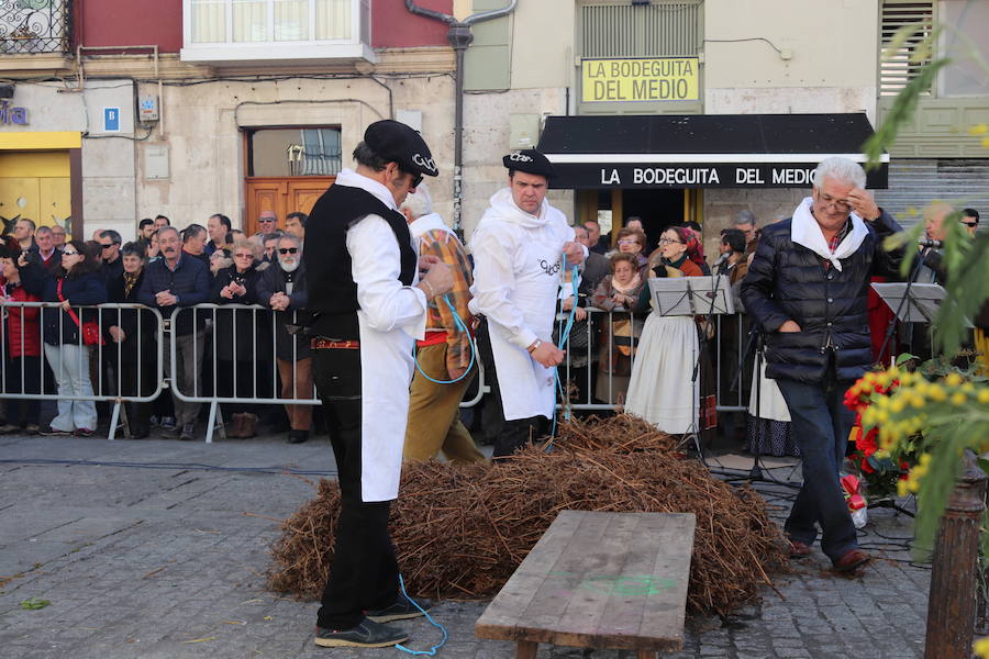 La plaza de La Flora se ha llenado de burgaleses, que han disfrutado con las danzas populares y se han acercado a la tradición de la matanza. También han degustado morcilla y vino de Ribera de Duero