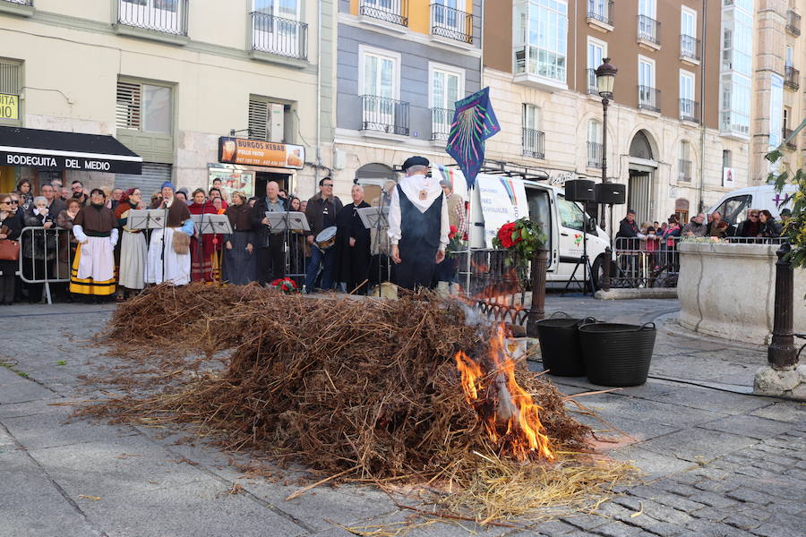 La plaza de La Flora se ha llenado de burgaleses, que han disfrutado con las danzas populares y se han acercado a la tradición de la matanza. También han degustado morcilla y vino de Ribera de Duero