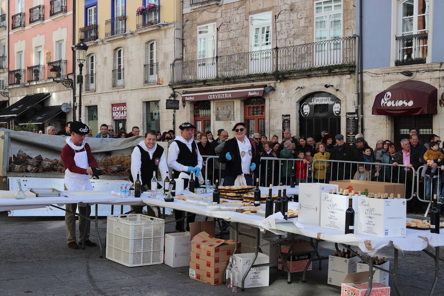 La plaza de La Flora se ha llenado de burgaleses, que han disfrutado con las danzas populares y se han acercado a la tradición de la matanza. También han degustado morcilla y vino de Ribera de Duero