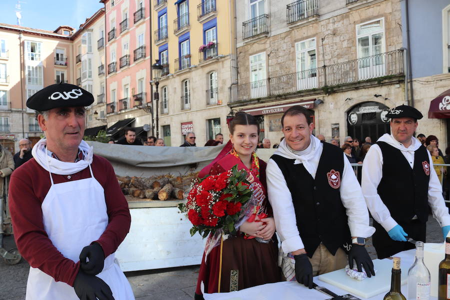 La plaza de La Flora se ha llenado de burgaleses, que han disfrutado con las danzas populares y se han acercado a la tradición de la matanza. También han degustado morcilla y vino de Ribera de Duero