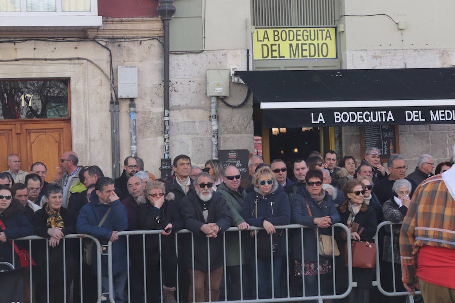 La plaza de La Flora se ha llenado de burgaleses, que han disfrutado con las danzas populares y se han acercado a la tradición de la matanza. También han degustado morcilla y vino de Ribera de Duero