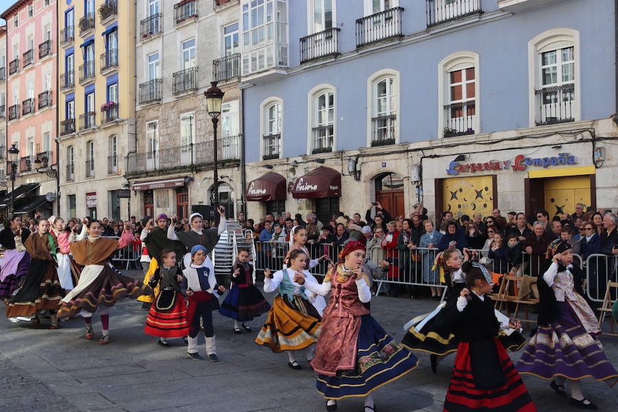 La plaza de La Flora se ha llenado de burgaleses, que han disfrutado con las danzas populares y se han acercado a la tradición de la matanza. También han degustado morcilla y vino de Ribera de Duero